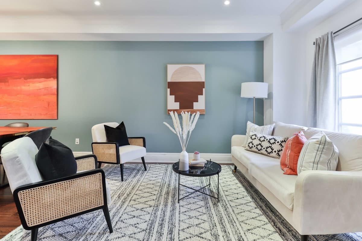 Bohemian woonkamer met warme kleuren, planten en zachte decoratie