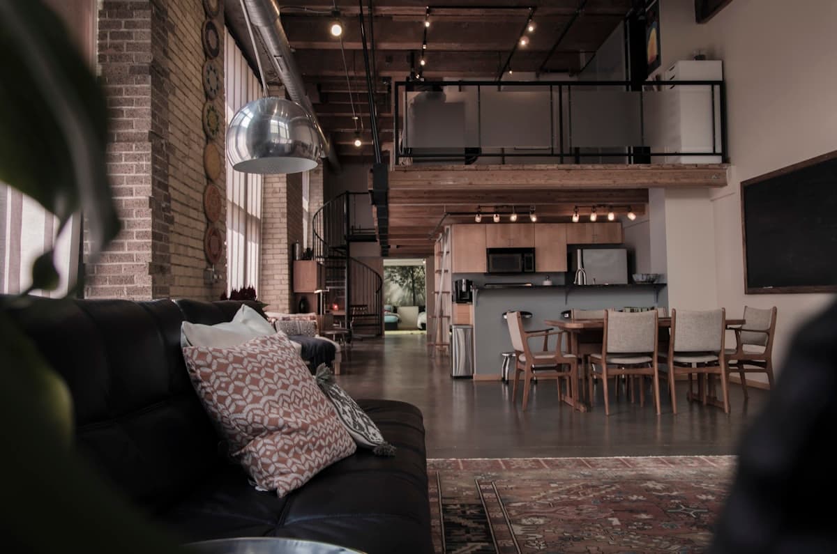 Industriele woonkamer met donkere accenten, hout en robuuste details