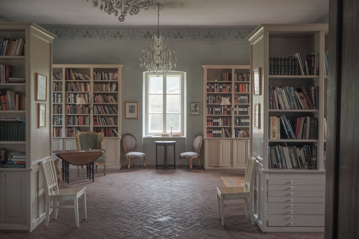 Klassieke woonkamer met elegante meubels en warme verlichting